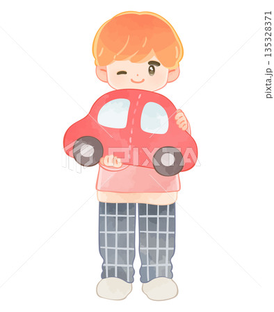 車のぬいぐるみを持つ子供　男の子 135328371