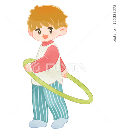室内でフラフープで遊ぶ子供　男の子 135328372