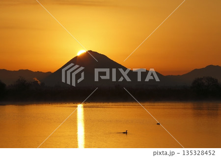 木浜内湖から見た朝焼けの三上山 木浜内湖から見た朝焼けの三上山 135328452