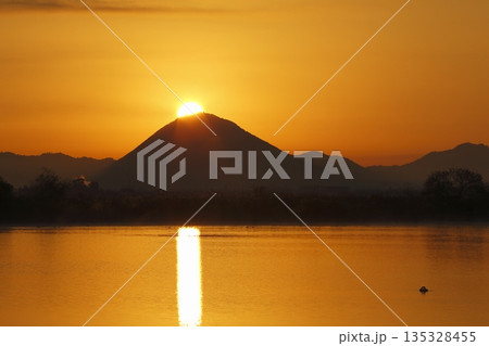 木浜内湖から見た朝焼けの三上山 135328455