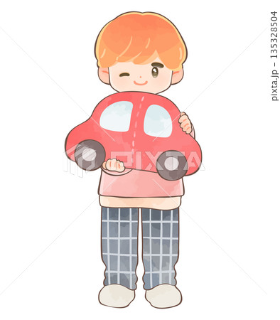 車のぬいぐるみを持つ子供　男の子 135328504