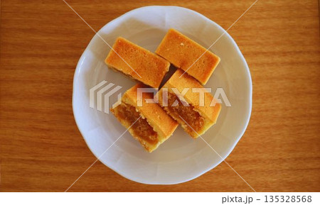 白い皿の上のパイナップルケーキ 白い皿の上のパイナップルケーキ 135328568