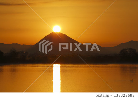木浜内湖から見た朝焼けの三上山 木浜内湖から見た朝焼けの三上山 135328695