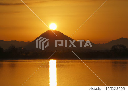 木浜内湖から見た朝焼けの三上山 135328696
