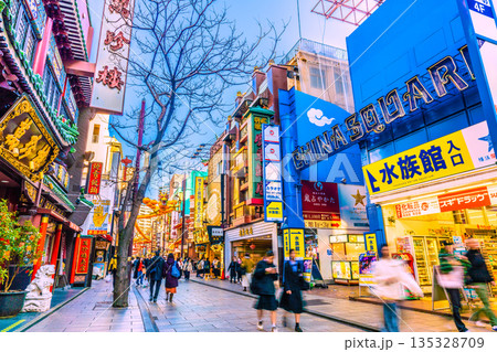 日本の横浜都市景観2026春節燈花。中華街大通り・龍のランタンなどを望む…新時代＝令和8年1月13日 135328709