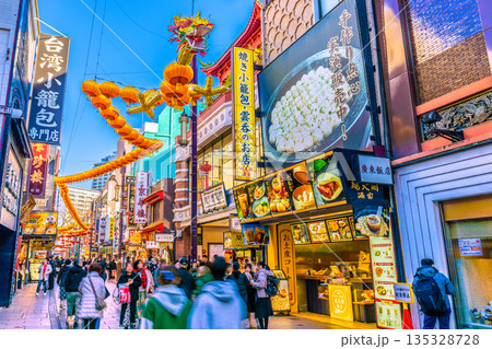 日本の横浜都市景観1月13日。2026春節燈花。中華街大通り・龍のランタンなどを望む…新時代へ 135328728
