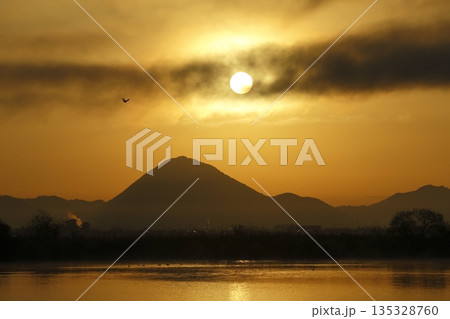 木浜内湖から見た朝焼けの三上山 135328760