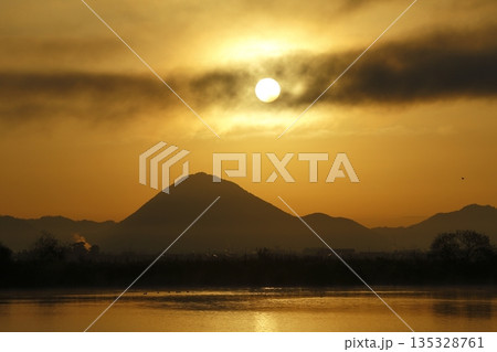 木浜内湖から見た朝焼けの三上山 木浜内湖から見た朝焼けの三上山 135328761