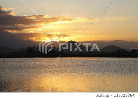 木浜内湖から見た朝焼けの三上山 135328764