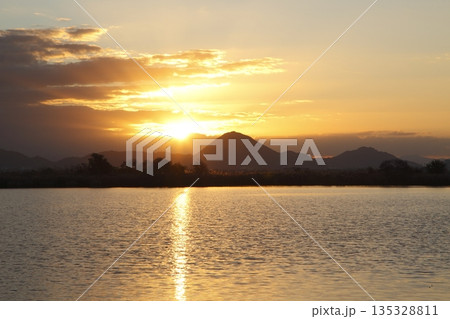 木浜内湖から見た朝焼けの三上山 135328811