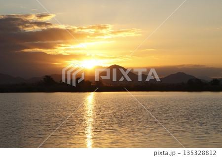 木浜内湖から見た朝焼けの三上山 135328812
