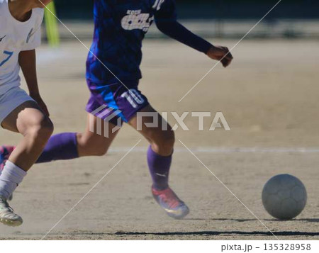 サッカーチームの練習 135328958