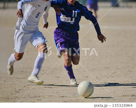 サッカーチームの練習 135328964