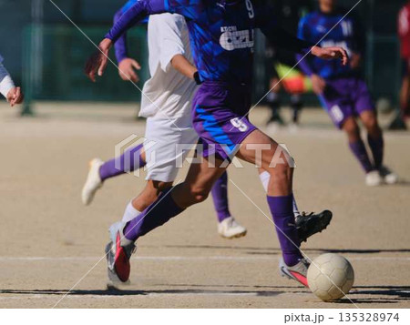 サッカーチームの練習 135328974