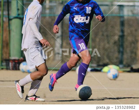 サッカーチームの練習 135328982