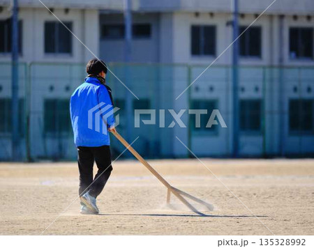 サッカーチームの練習 135328992