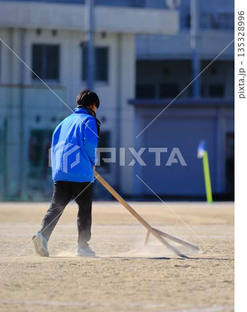 サッカーチームの練習 135328996