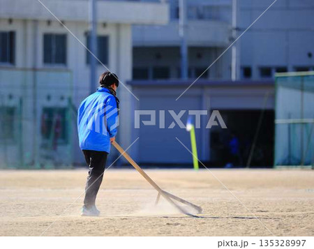 サッカーチームの練習 135328997