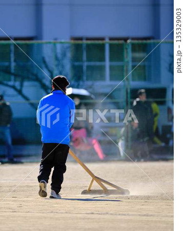 サッカーチームの練習 135329003