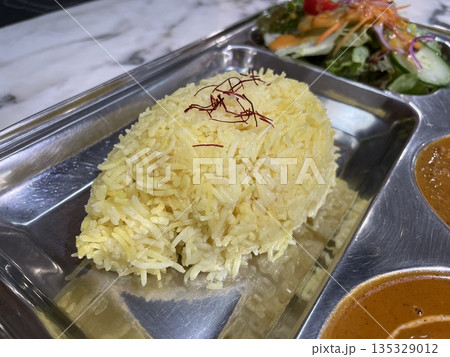 バターチキンカレーとキーマカレー 二種のカレーセット バターチキンカレーとキーマカレー 二種のカレーセット 135329012