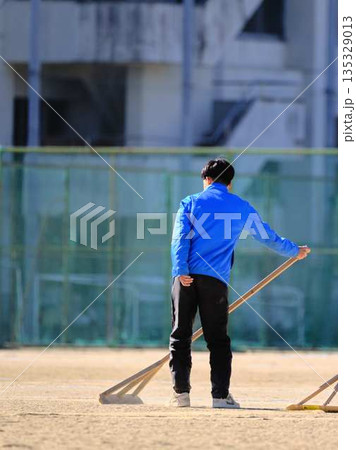 サッカーチームの練習 135329013