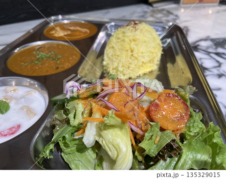 バターチキンカレーとキーマカレー 二種のカレーセット バターチキンカレーとキーマカレー 二種のカレーセット 135329015