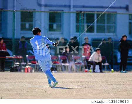 サッカーチームの練習 135329016