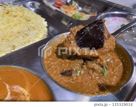 バターチキンカレーとキーマカレー 二種のカレーセット バターチキンカレーとキーマカレー 二種のカレーセット 135329018