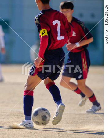 サッカーチームの練習 135329026