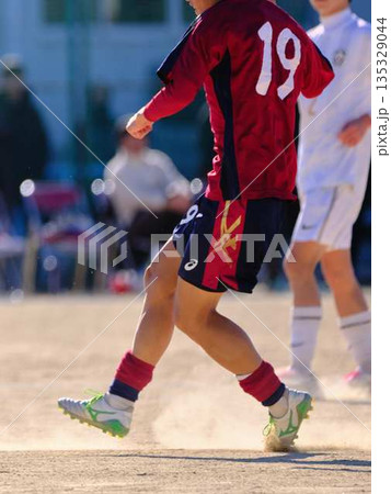 サッカーチームの練習 135329044