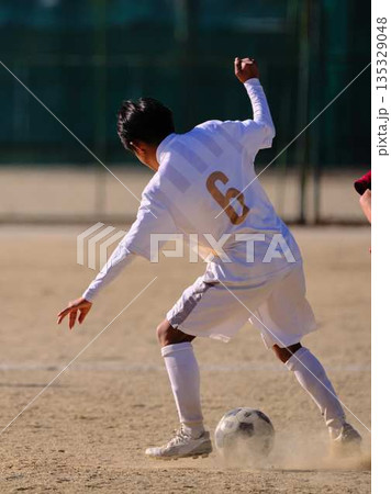 サッカーチームの練習 135329048