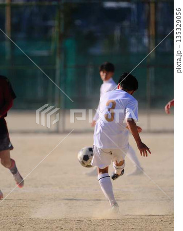 サッカーチームの練習 135329056