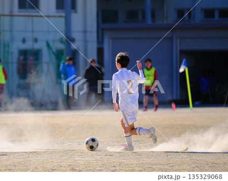 サッカーチームの練習 135329068