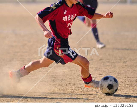 サッカーチームの練習 135329152