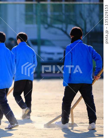 サッカーチームの練習 サッカーチームの練習 135329153