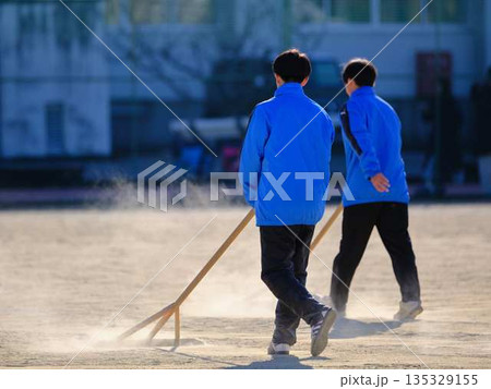 サッカーチームの練習 135329155