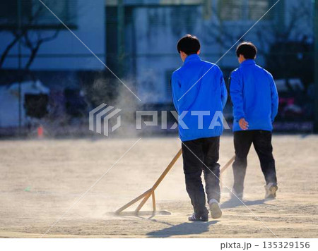 サッカーチームの練習 135329156