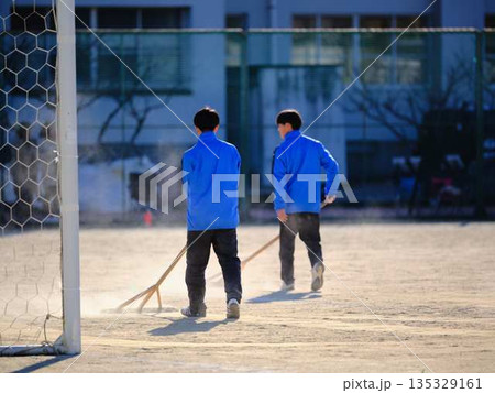 サッカーチームの練習 サッカーチームの練習 135329161