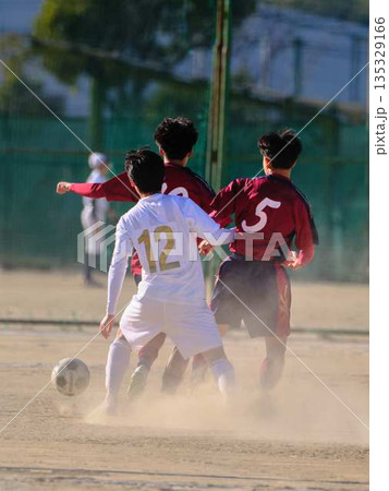 サッカーチームの練習 135329166