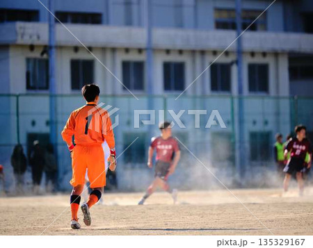 サッカーチームの練習 サッカーチームの練習 135329167