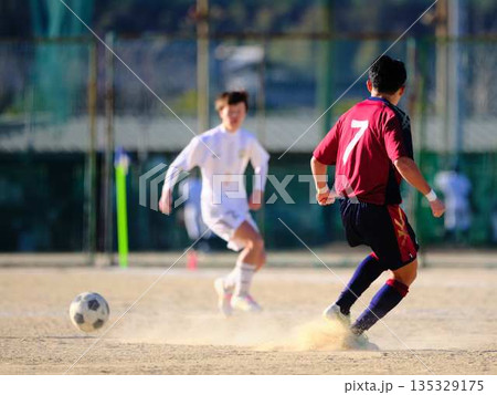 サッカーチームの練習 サッカーチームの練習 135329175