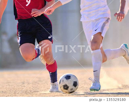 サッカーチームの練習 135329180
