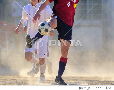 サッカーチームの練習 135329188