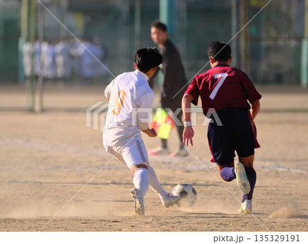 サッカーチームの練習 135329191