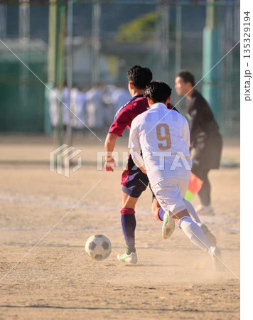 サッカーチームの練習 135329194