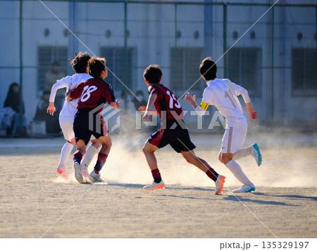 サッカーチームの練習 135329197