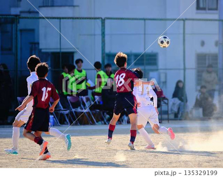 サッカーチームの練習 サッカーチームの練習 135329199