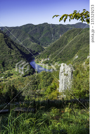 夫婦岩と阿倍山集落　岡山県高梁市 135329253