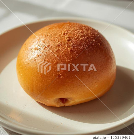 お皿に盛られたあんぱん 135329461