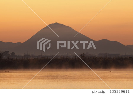 木浜内湖から見た朝焼けの三上山 木浜内湖から見た朝焼けの三上山 135329611